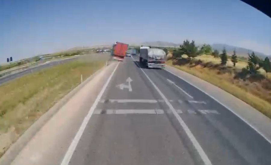 Konya’da 1 Kişinin Öldüğü, 10 Kişinin Yaralandığı Kaza Kamerada