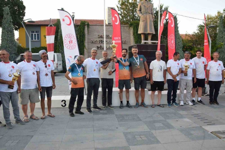 Karapınar’da Xc Open Yamaç Paraşütü Yarışmasında Dereceye Girenlere Ödülleri Verildi