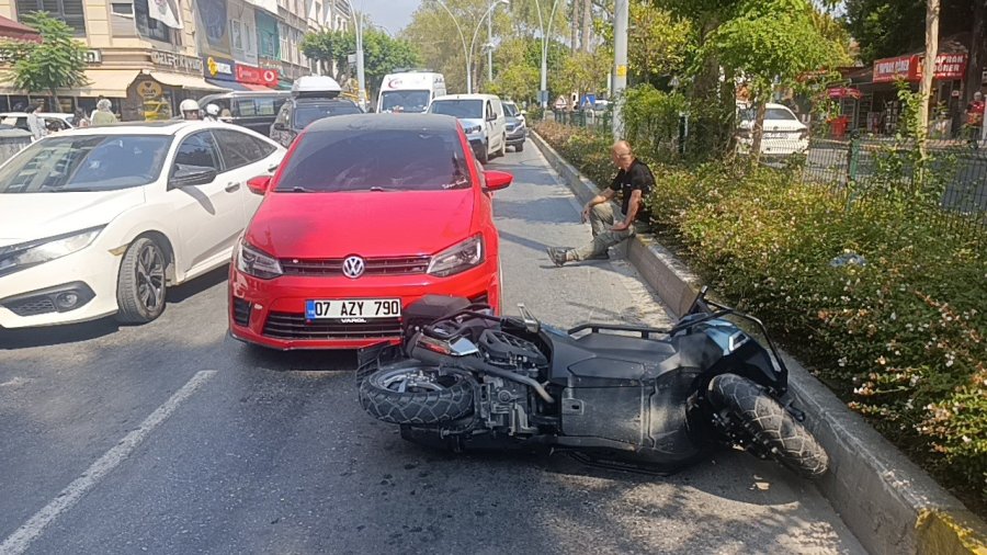 Şerit Değiştiren Otomobil, Motosiklete Arkadan Çarptı