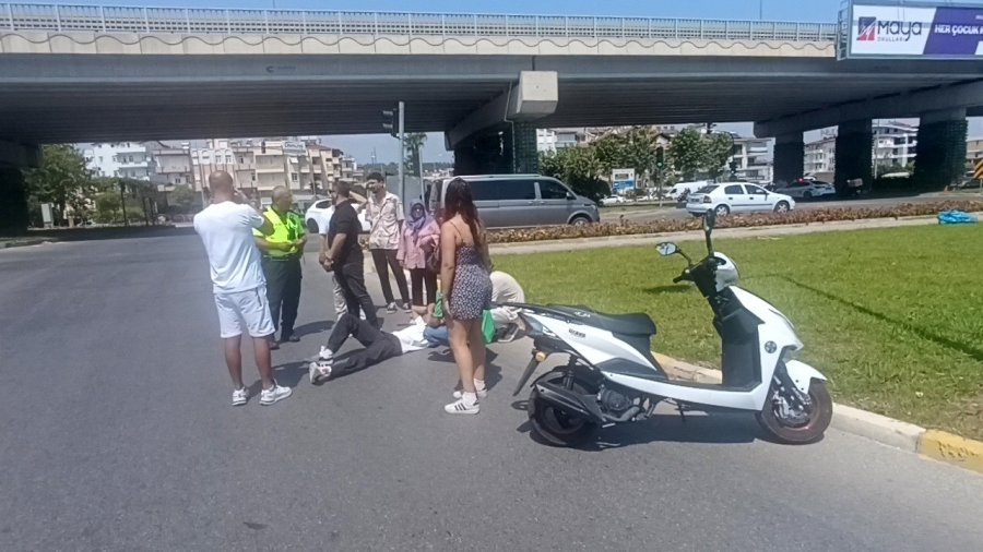 Yangına Giden İtfaiyeye Yol Vermek İsterken Minibüse Çarptı