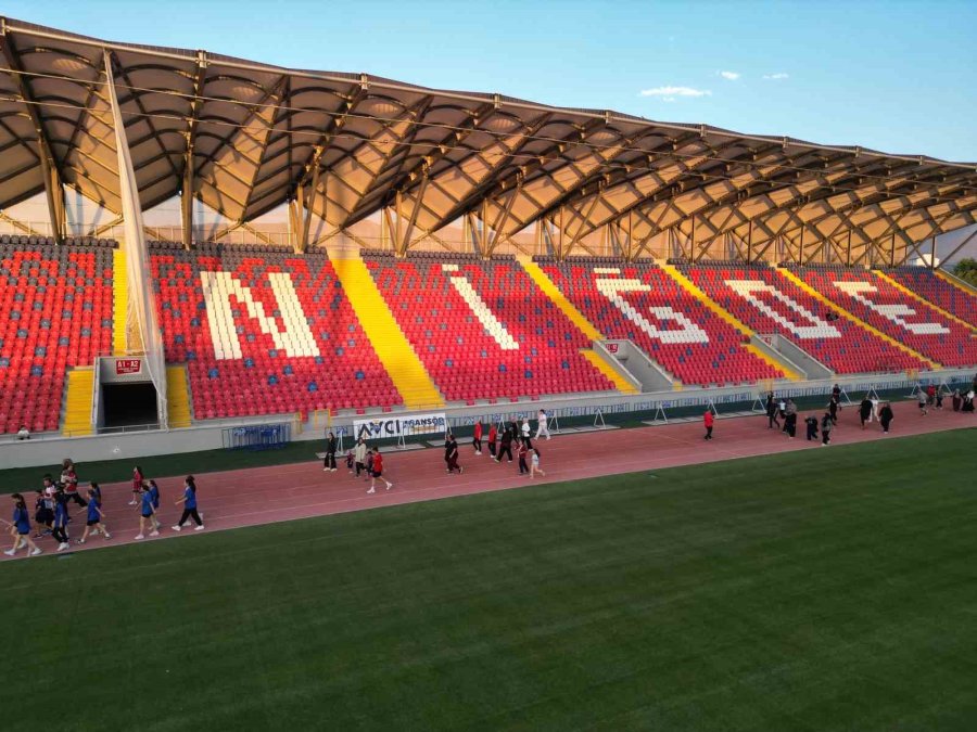 Niğde’de Sağlıklı Yaşam İçin 7’den 70’e Herkes Stadyumda Buluşuyor