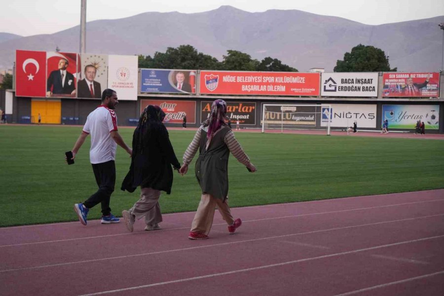 Niğde’de Sağlıklı Yaşam İçin 7’den 70’e Herkes Stadyumda Buluşuyor