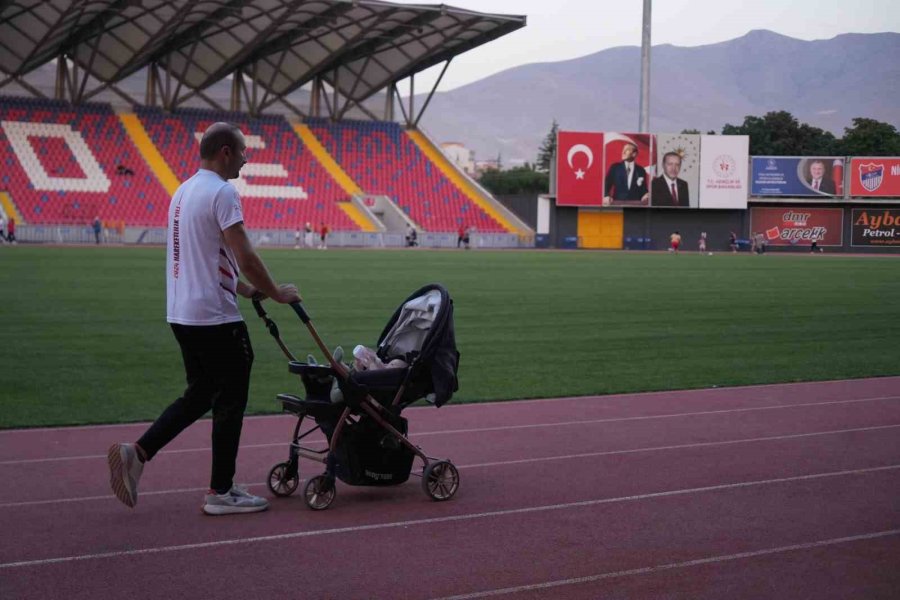 Niğde’de Sağlıklı Yaşam İçin 7’den 70’e Herkes Stadyumda Buluşuyor