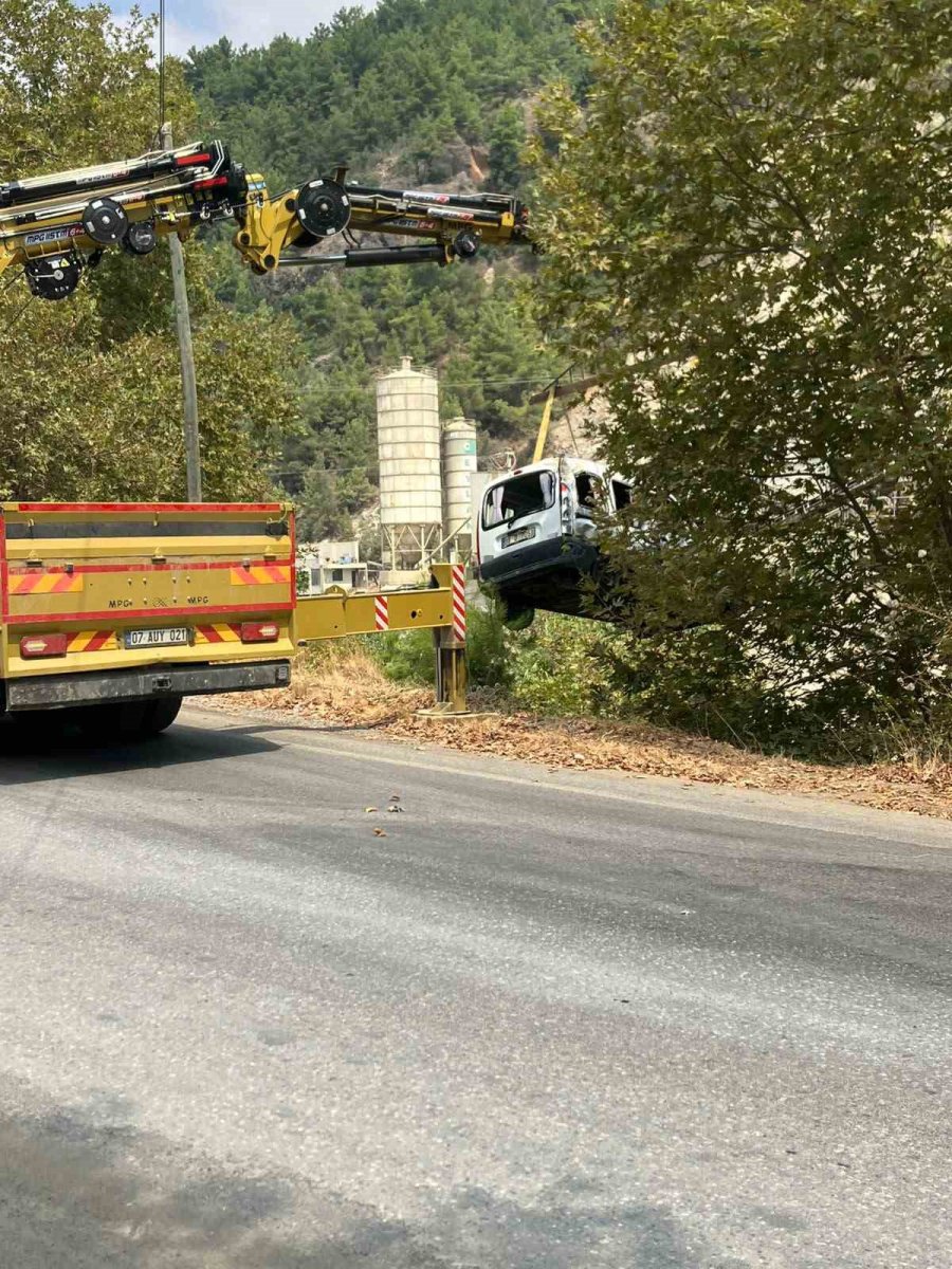 Alanya’da Araç Şarampole Yuvarlandı: 3 Yaralı