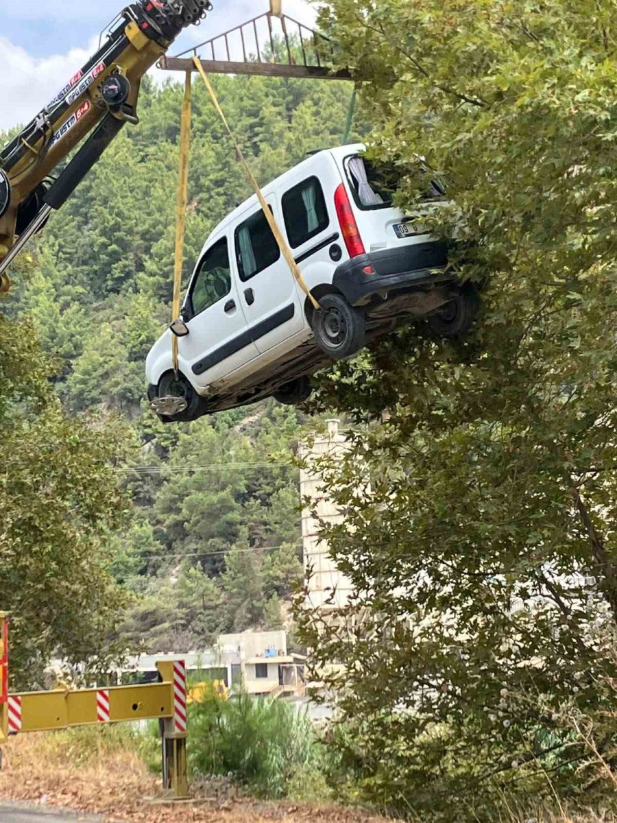 Alanya’da Araç Şarampole Yuvarlandı: 3 Yaralı