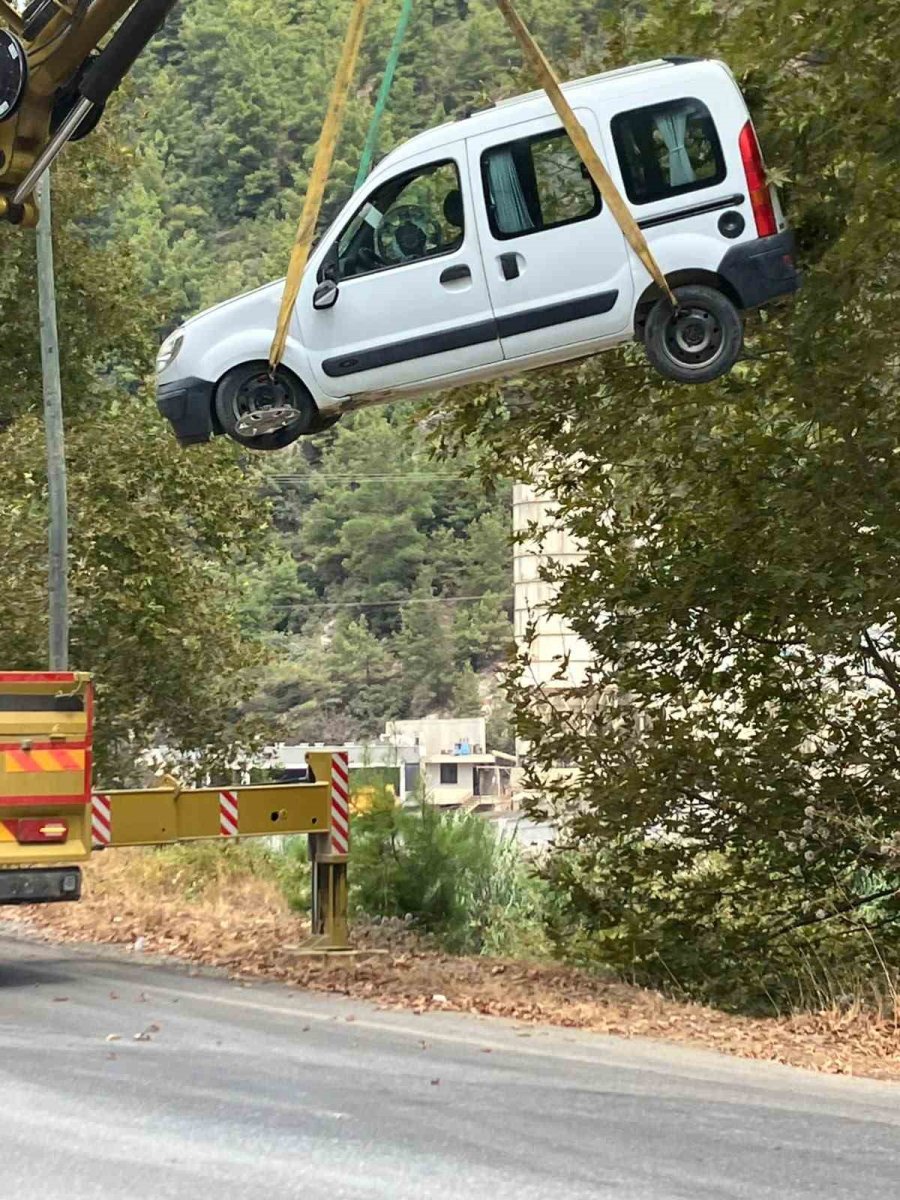 Alanya’da Araç Şarampole Yuvarlandı: 3 Yaralı