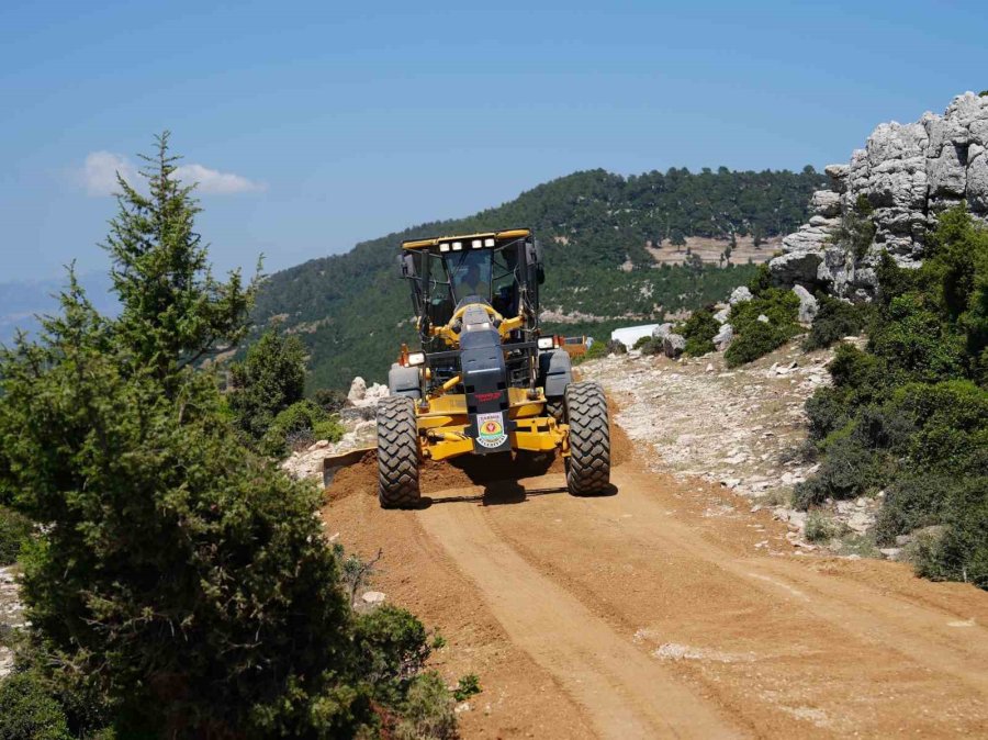 Tarsus’ta Kırsal Mahallelerde Yol Çalışmaları Sürüyor