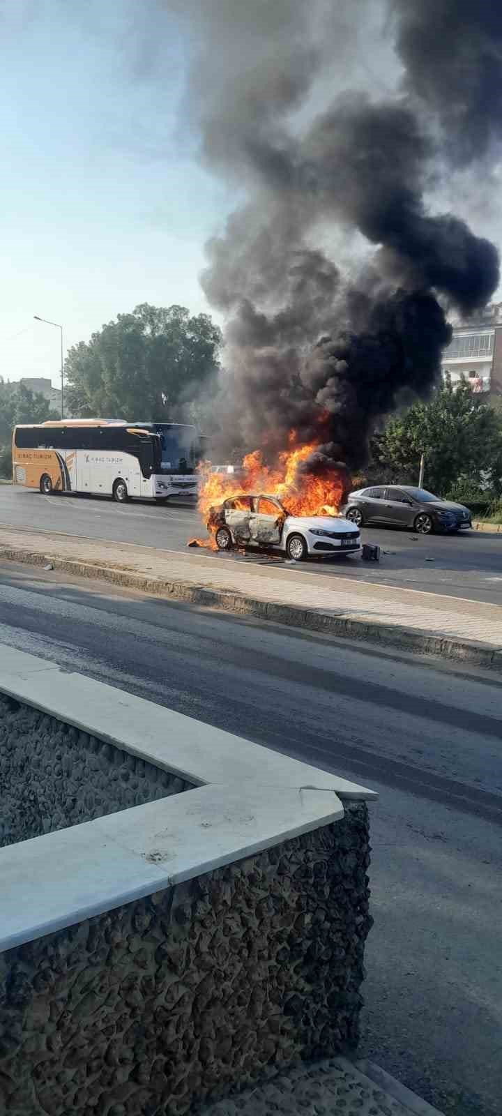 Seyir Halindeyken Aniden Alev Alan Otomobildeki 4 Kişi Yaralandı