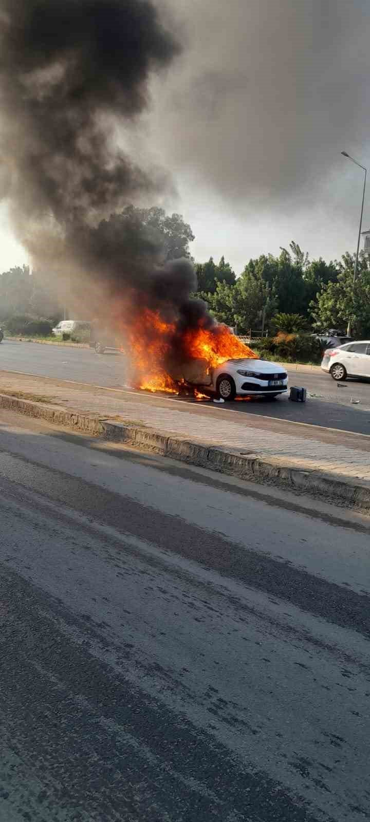 Seyir Halindeyken Aniden Alev Alan Otomobildeki 4 Kişi Yaralandı