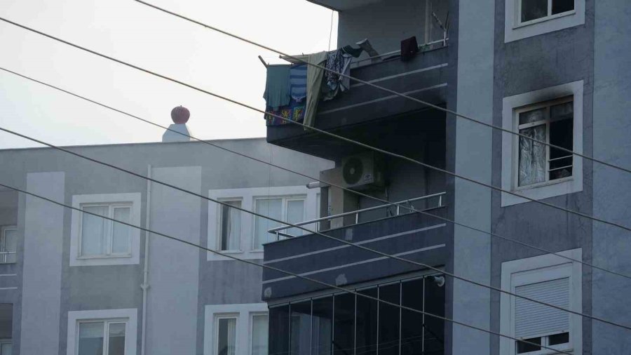 Apartmanda Yangın Paniği: 5 Kişi Dumandan Etkilendi