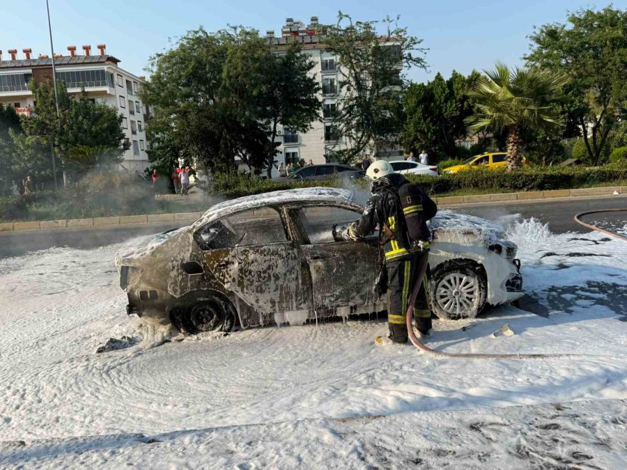 Seyir Halindeyken Aniden Alev Alan Otomobildeki 4 Kişi Yaralandı