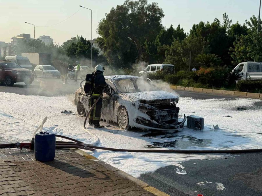 Seyir Halindeyken Aniden Alev Alan Otomobildeki 4 Kişi Yaralandı