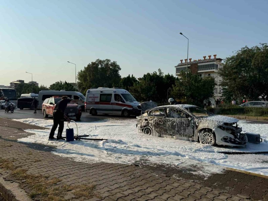 Seyir Halindeyken Aniden Alev Alan Otomobildeki 4 Kişi Yaralandı