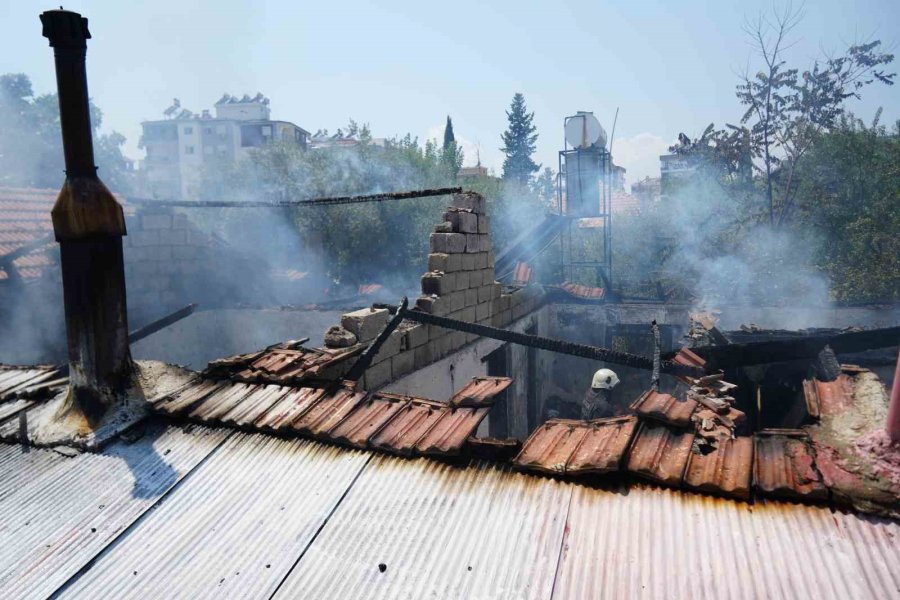 Alevlere Teslim Olan Gecekondu Kullanılamaz Hale Geldi
