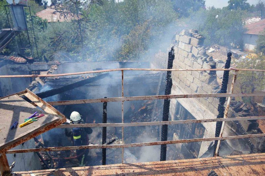Alevlere Teslim Olan Gecekondu Kullanılamaz Hale Geldi