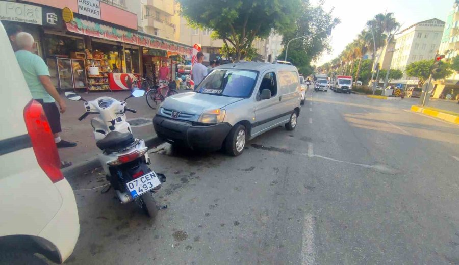 Kırmızı Işık İhlali Kazayla Bitti, Motosiklet Sürücüsü Yaralandı