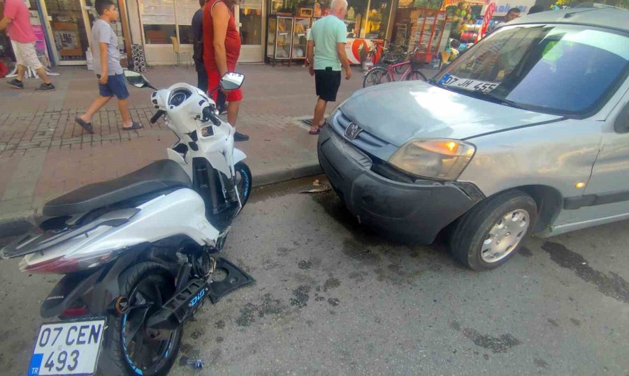 Kırmızı Işık İhlali Kazayla Bitti, Motosiklet Sürücüsü Yaralandı