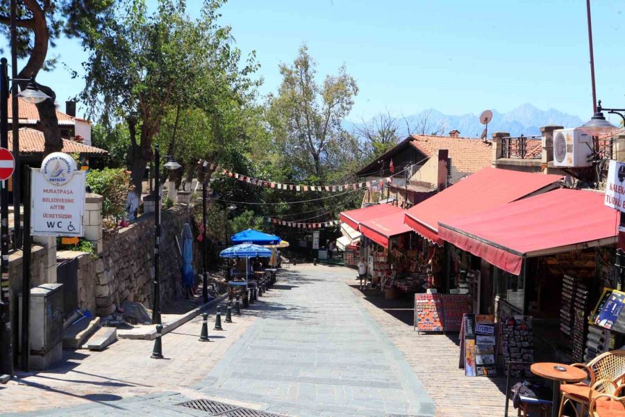 Hava Kararınca Nüfusunun 100 Katını Ağırlıyor