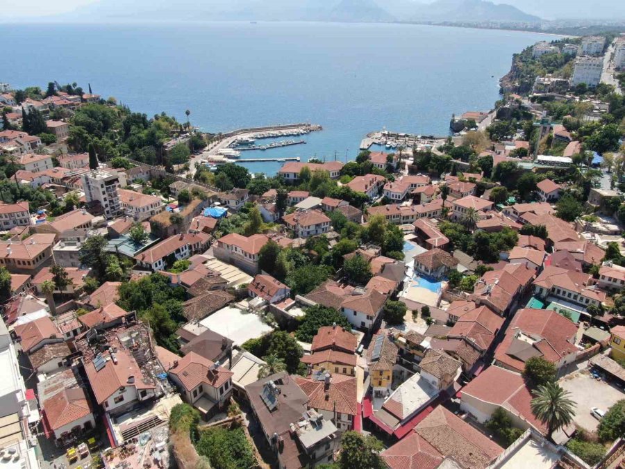 Hava Kararınca Nüfusunun 100 Katını Ağırlıyor