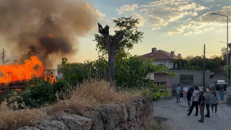 Güzelyurt İlçesinde Tarihi Ev Alev Alev Yandı