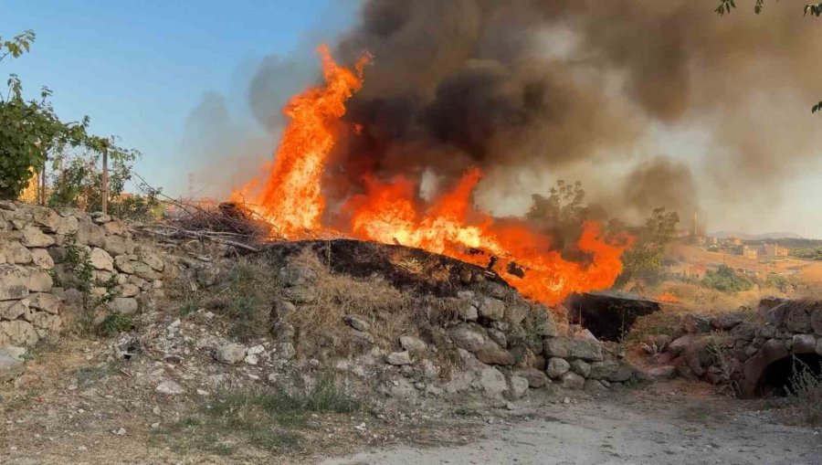 Güzelyurt İlçesinde Tarihi Ev Alev Alev Yandı
