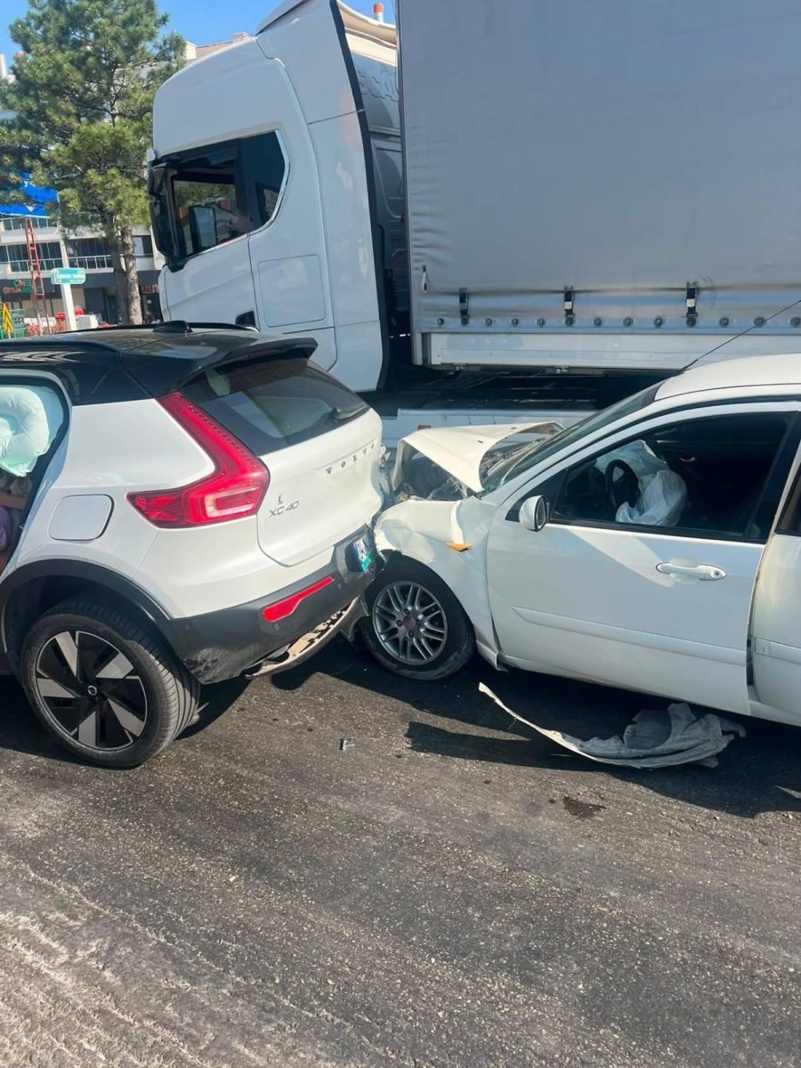 Karapınar’da Otomobiller Çarpıştı: 2 Yaralı