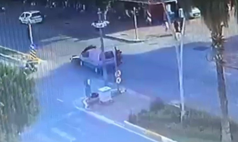 Kırmızı Işık İhlali Kazayla Bitti, Motosiklet Sürücüsü Yaralandı