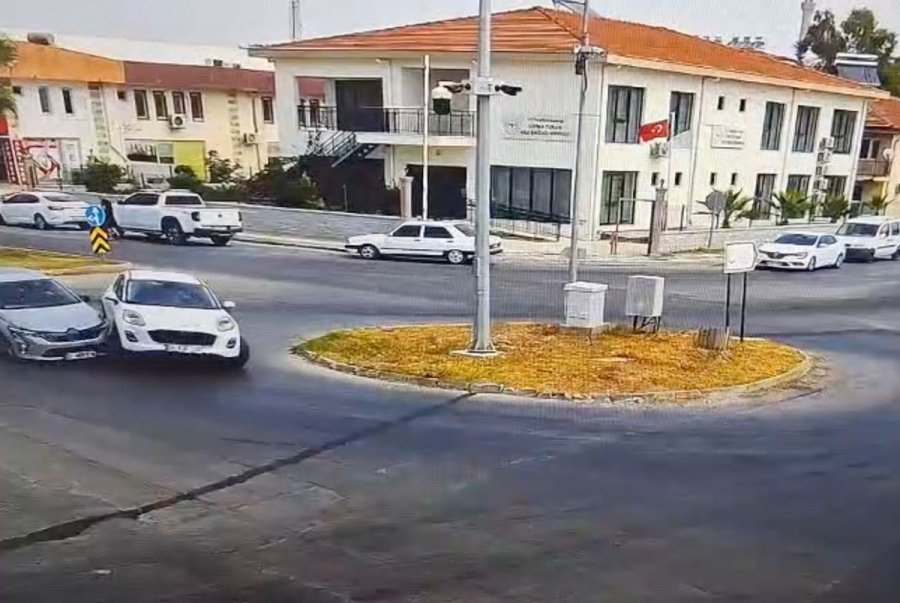 Otomobiller Kavşakta Çarpıştı, Kaza Anı Güvenlik Kamerasına Yansıdı:1 Yaralı