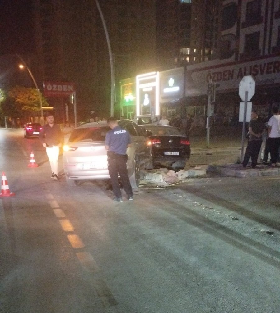 Niğde’de İki Otomobil Çarpıştı: 4 Yaralı