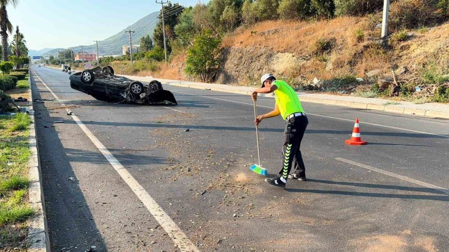 Takla Atan Otomobil Palmiye Ağacına Çarptı: 1 Yaralı