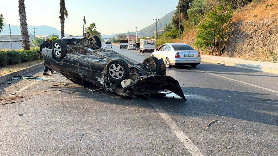 Takla Atan Otomobil Palmiye Ağacına Çarptı: 1 Yaralı
