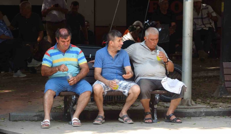 Mersin’de Sıcak Hava Ve Nem Bunalttı