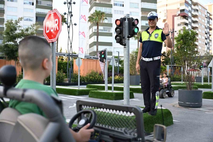 Mersin’de Minikler Trafik Kurallarını Direksiyon Başında Öğrendi