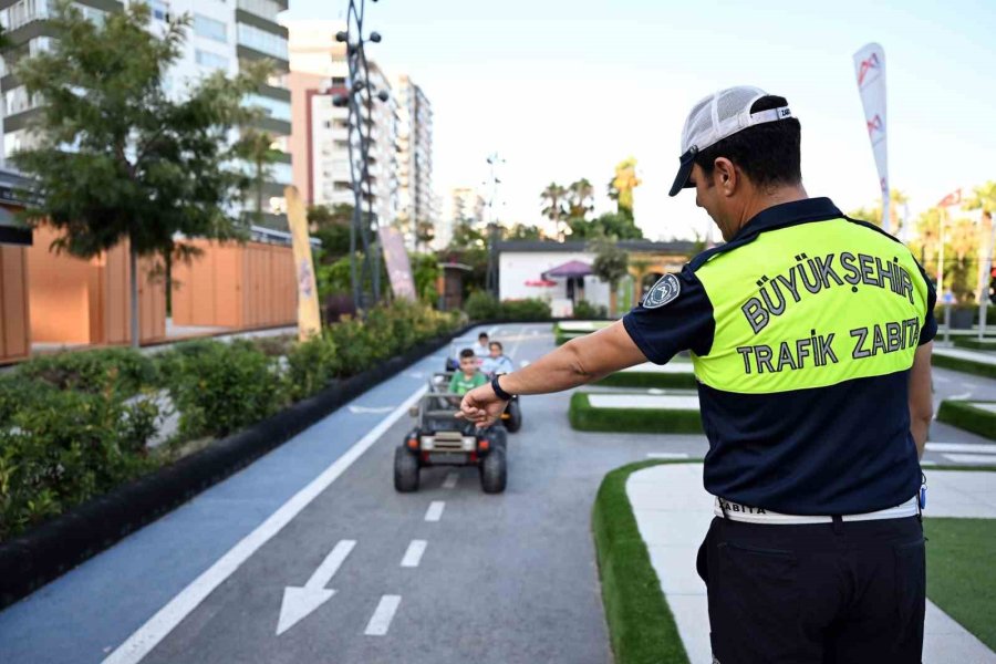 Mersin’de Minikler Trafik Kurallarını Direksiyon Başında Öğrendi