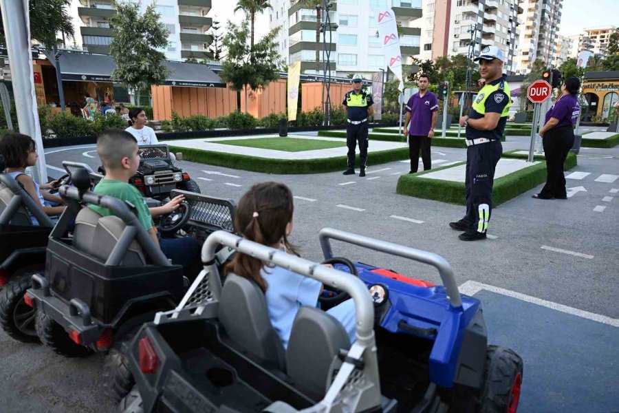 Mersin’de Minikler Trafik Kurallarını Direksiyon Başında Öğrendi