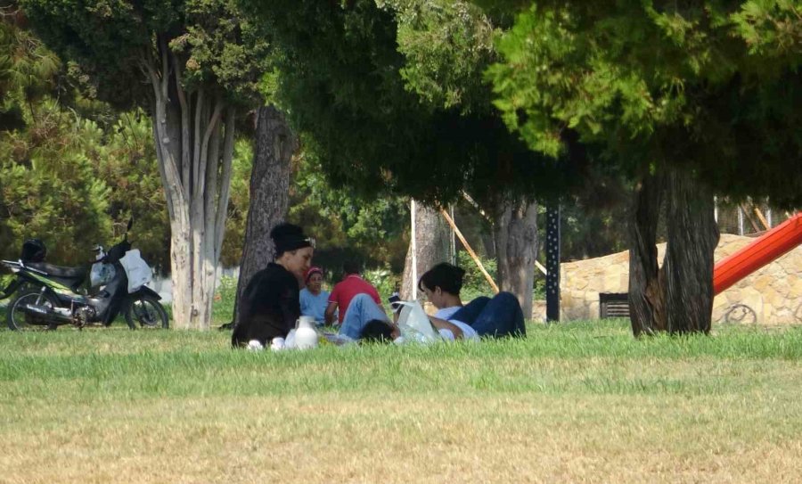 Mersin’de Sıcak Hava Ve Nem Bunalttı