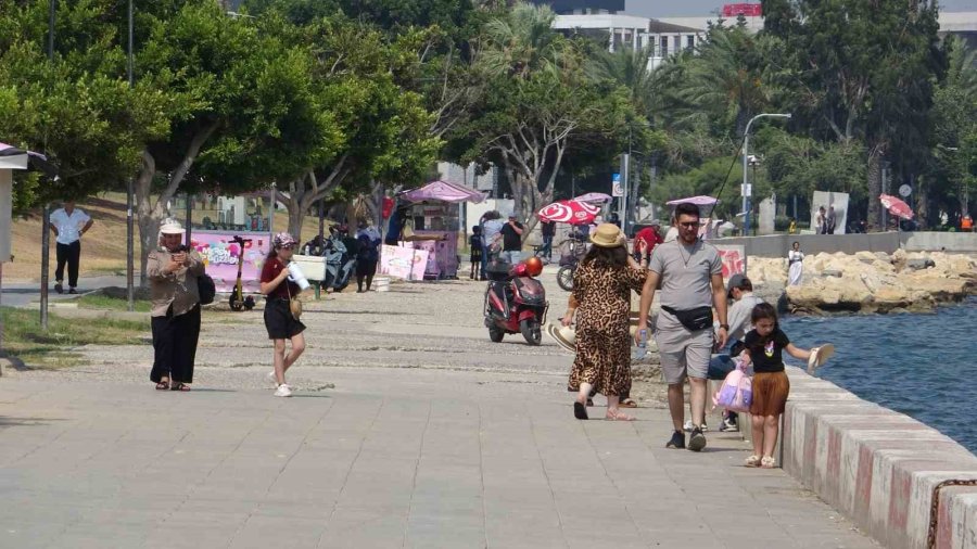 Mersin’de Sıcak Hava Ve Nem Bunalttı