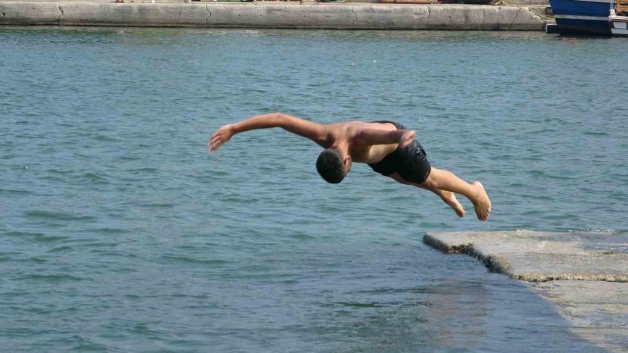Mersin’de Sıcak Hava Ve Nem Bunalttı