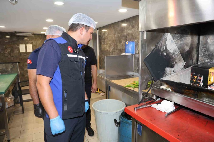 Aksu’da Zabıta Ekiplerinden Gıda İşletmelerine Sıkı Denetim