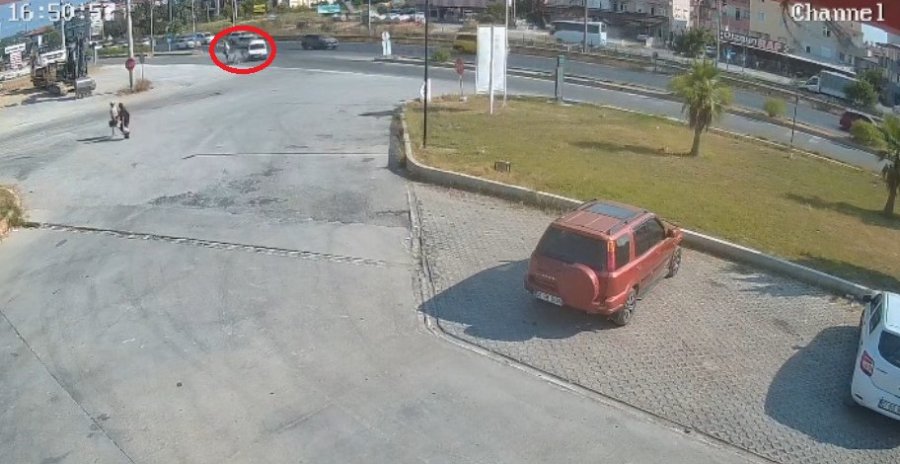 Motosiklettekileri Metrelerce Savuran Kaza Kamerada