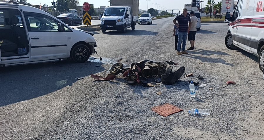 Motosiklettekileri Metrelerce Savuran Kaza Kamerada