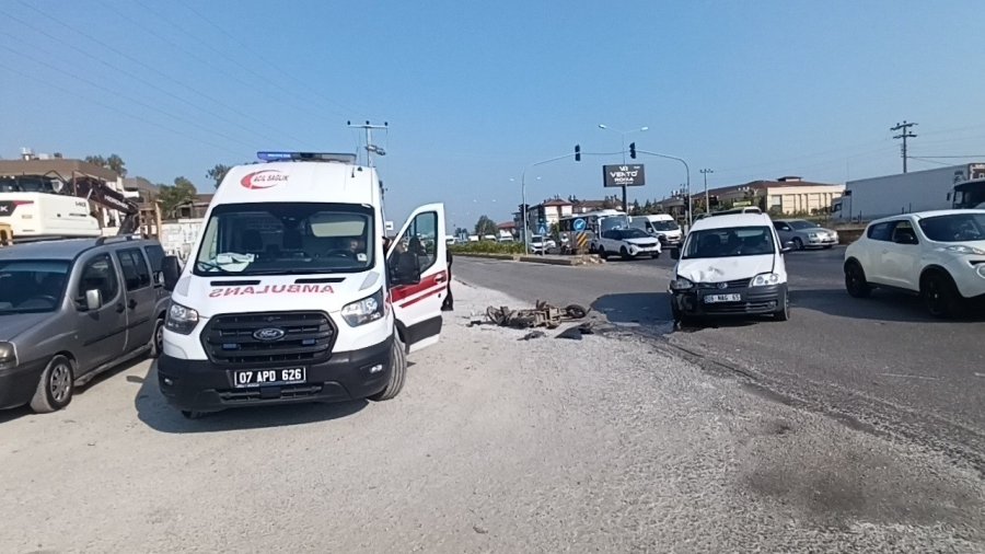 Motosiklettekileri Metrelerce Savuran Kaza Kamerada