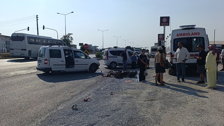 Motosiklettekileri Metrelerce Savuran Kaza Kamerada