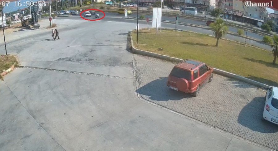 Motosiklettekileri Metrelerce Savuran Kaza Kamerada