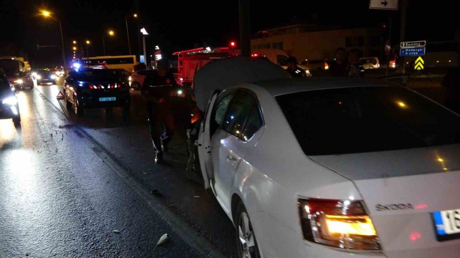 Antalya’da Otomobiller Çarpıştı: 2 Yaralı