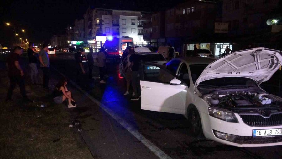 Antalya’da Otomobiller Çarpıştı: 2 Yaralı