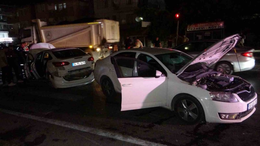 Antalya’da Otomobiller Çarpıştı: 2 Yaralı
