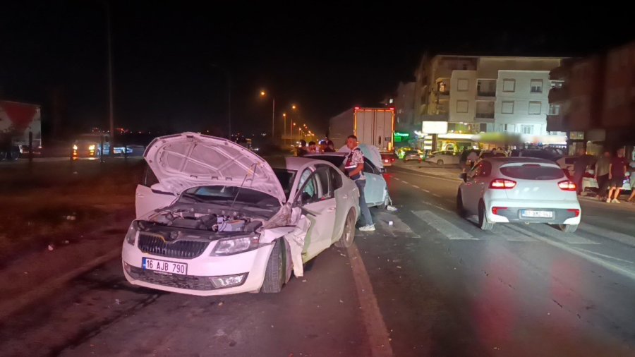 Antalya’da Otomobiller Çarpıştı: 2 Yaralı