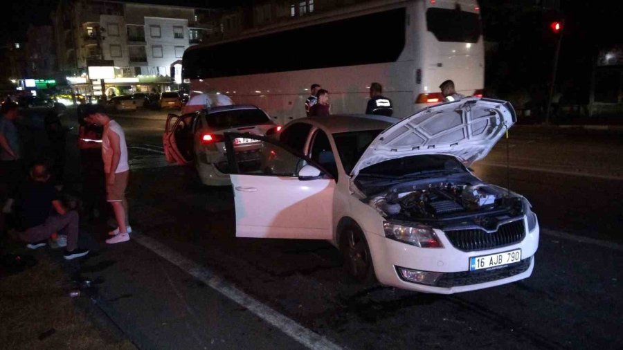 Antalya’da Otomobiller Çarpıştı: 2 Yaralı