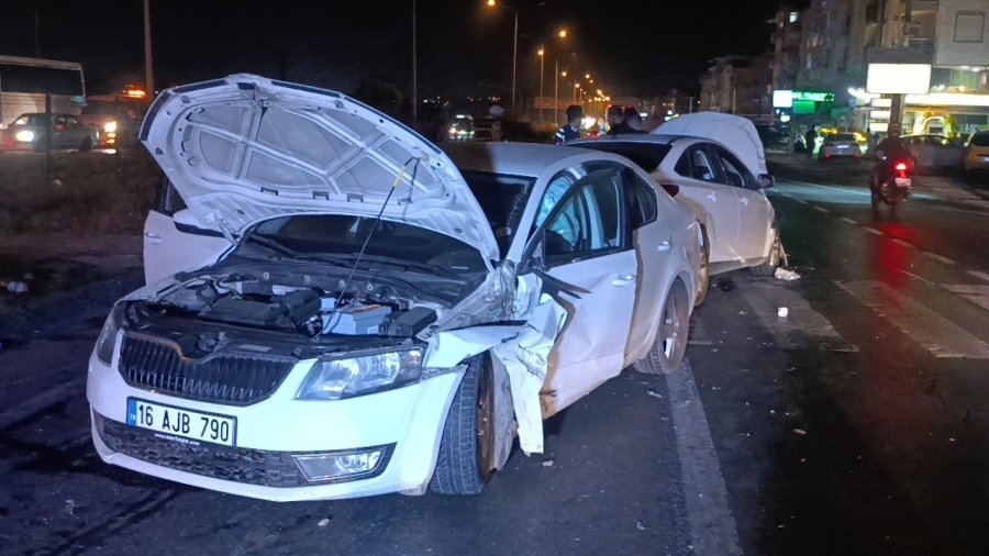 Antalya’da Otomobiller Çarpıştı: 2 Yaralı